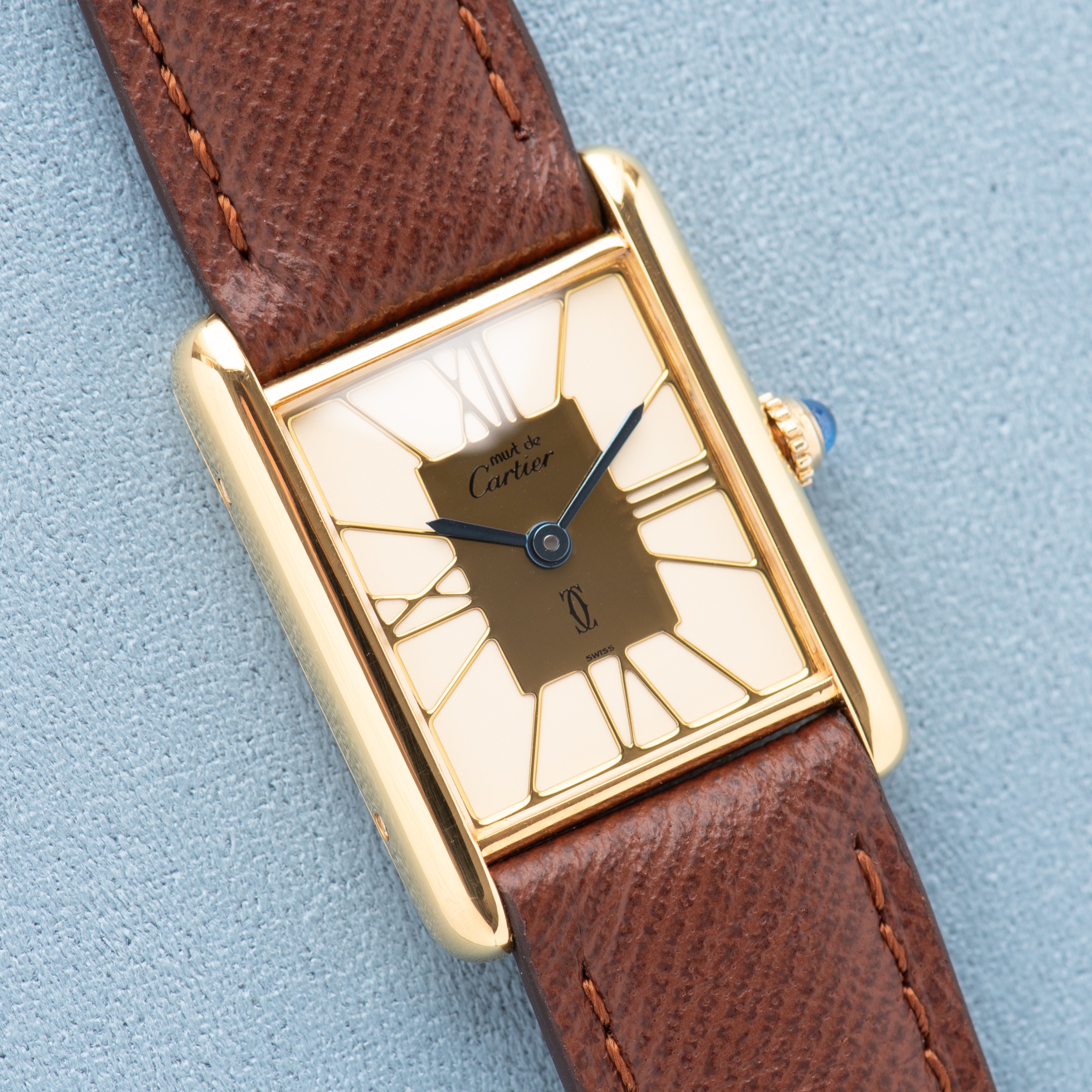 Vue de Cartier Must de Cartier Tank GM — cadran ivoire cloisonné — Réf. 6 81006 — 1980